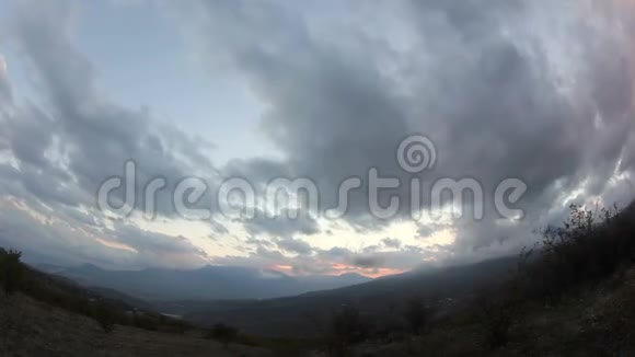 德默吉山上的云彩运动视频的预览图
