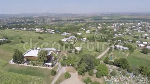 乡村美丽的山水教堂无人机视频视频的预览图