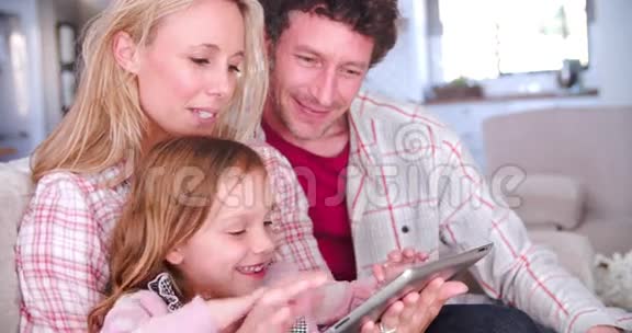 家庭坐沙发使用数码平板视频的预览图