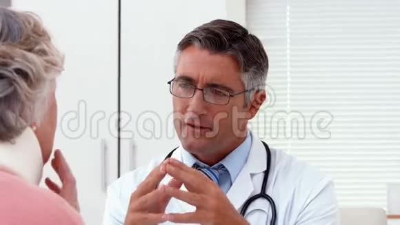 医生在办公桌上和病人说话视频的预览图