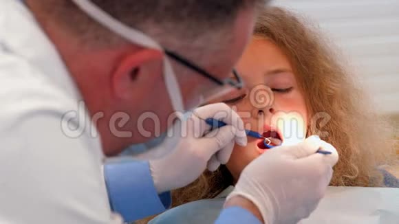 牙医检查病人的牙齿视频的预览图