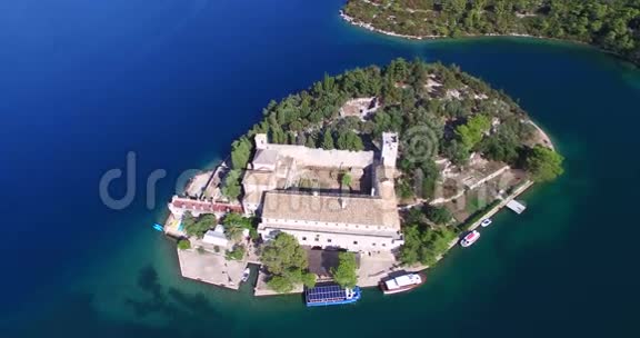 克罗地亚Mljet岛本笃会修道院的鸟瞰图视频的预览图