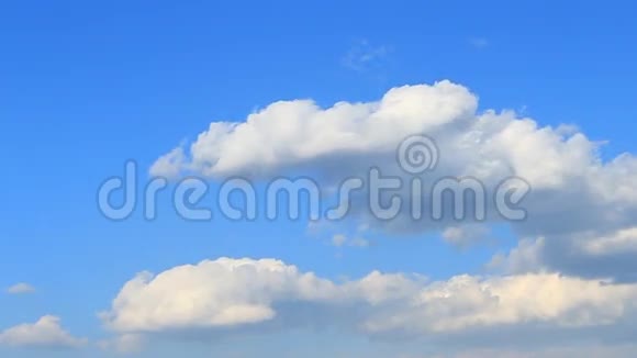 时光流逝背景蓝天上的白云视频的预览图