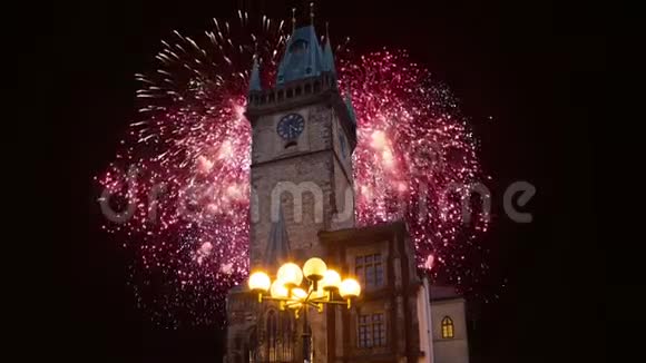 布拉格的旧市政厅和假日烟火可从捷克共和国旧城镇广场观赏视频的预览图