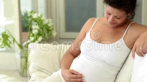 孕妇在沙发上放松视频的预览图