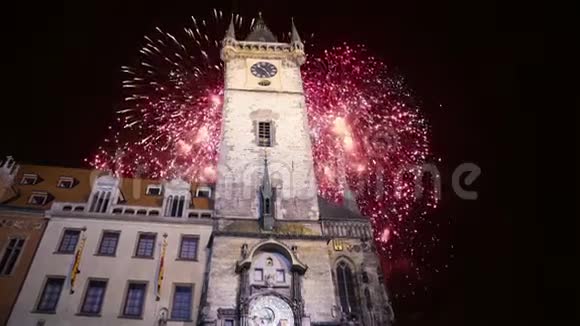 布拉格的旧市政厅和假日烟火可从捷克共和国旧城镇广场观赏视频的预览图
