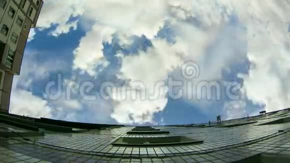 云在多层建筑上移动时间流逝视频的预览图