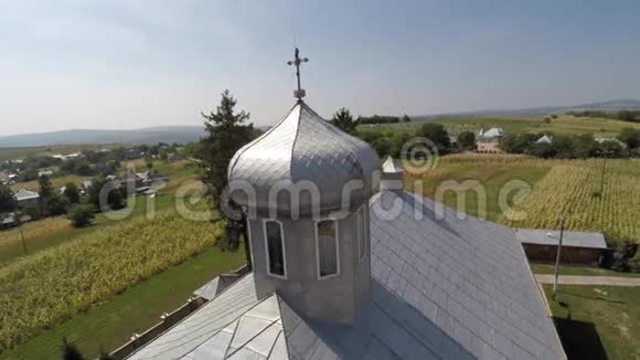 乡村美丽的山水教堂无人机视频视频的预览图