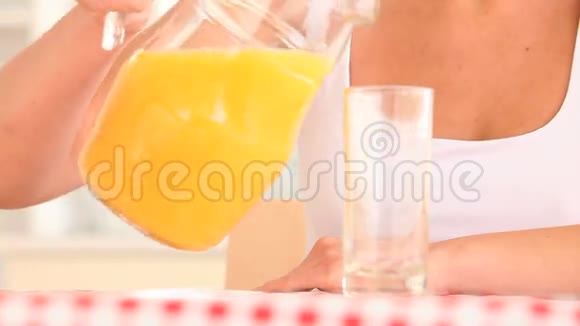 女人在杯子里倒果汁视频的预览图