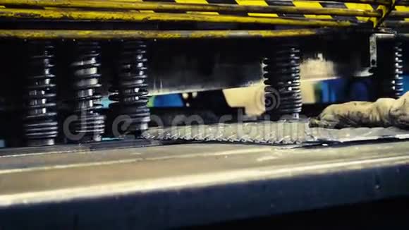 汽车厂用机器切割钣金视频的预览图