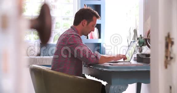 男子坐在办公桌前工作视频的预览图