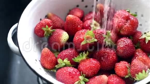 成熟的有机草莓视频的预览图