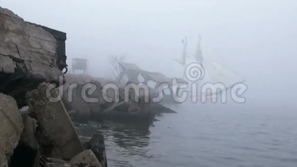 满载帆帆的帆船升起雾石视频的预览图
