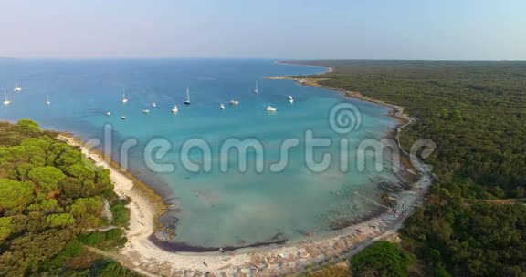 克罗地亚奥利布岛美丽的斯拉蒂尼察海滩的鸟瞰图视频的预览图