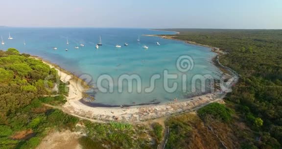 克罗地亚奥利布岛美丽的斯拉蒂尼察海滩的鸟瞰图视频的预览图