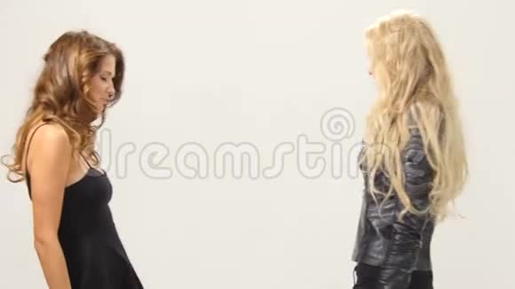 美丽的金发和黑发年轻女性视频的预览图