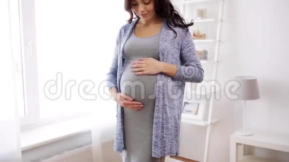 在家肚子大的快乐孕妇视频的预览图