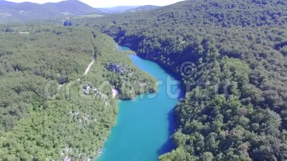 鸟瞰普利特维国家公园的瀑布和湖泊视频的预览图