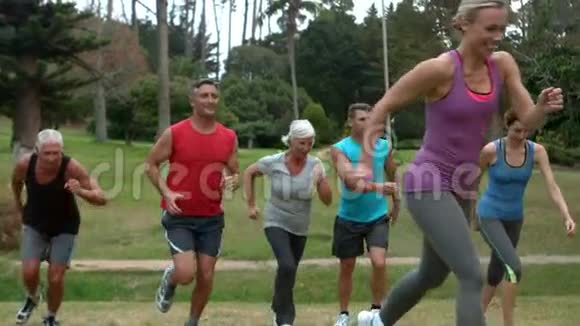 快乐的运动团体在公园跑步视频的预览图