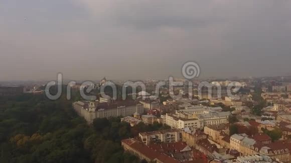 空中老城利沃夫乌克兰旧城的中心部分欧洲城市城市人口稠密的地区市政厅视频的预览图