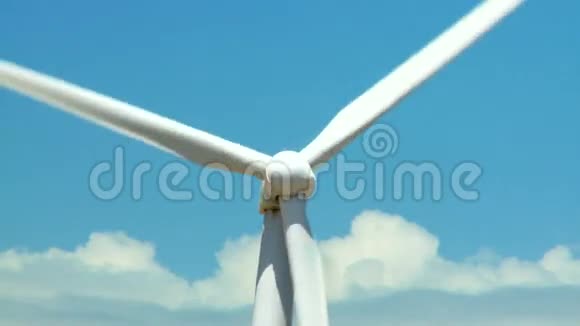 加州沙漠的风力发电机视频的预览图