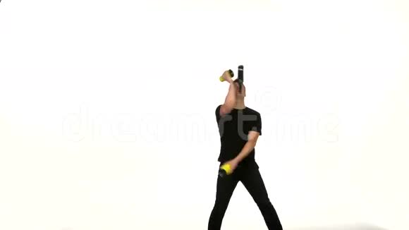 一个男酒保用摇耍花招视频的预览图