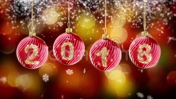 悬挂2018年数字闪光圣诞球在黄金博克背景4K视频的预览图