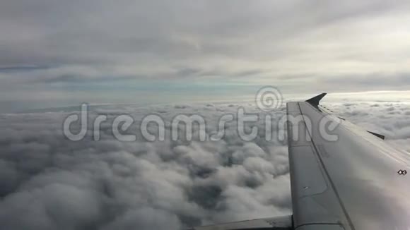 云层上方的飞行飞机视频的预览图
