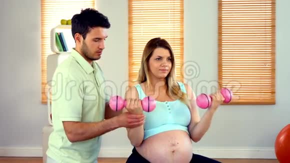 孕妇与指导员一起锻炼视频的预览图