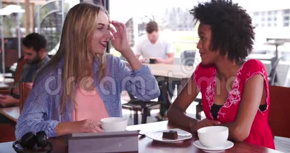 两个女朋友坐在咖啡店聊天视频的预览图