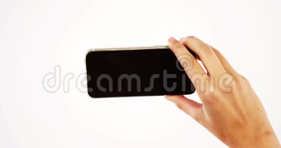 女人用手机的手视频的预览图