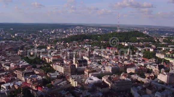 空中老城利沃夫乌克兰旧城的中心部分欧洲城市城市人口稠密的地区市政厅视频的预览图
