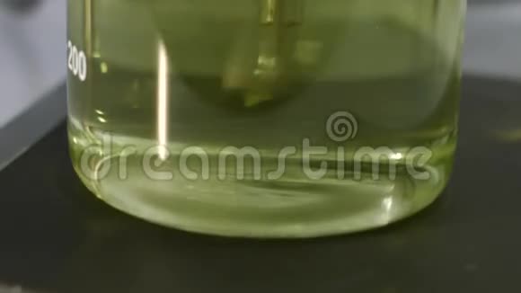 在1000毫升瓶中混合绿色液体视频的预览图