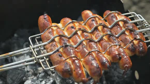 在烤架上用热煤炸香肠视频的预览图