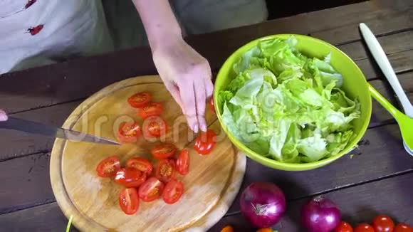 准备新鲜蔬菜沙拉慢动作视频的预览图