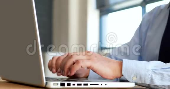 商人用笔记本电脑喝咖啡视频的预览图