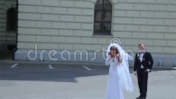漂亮的婚礼情侣走着视频的预览图