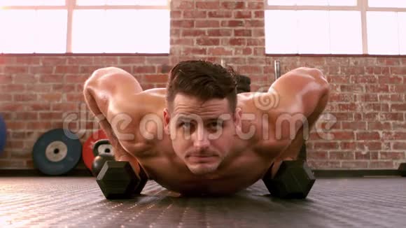 健身男在交叉健身室做俯卧撑视频的预览图