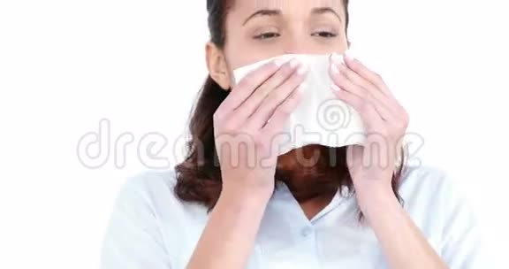 女人用纸巾吹鼻子视频的预览图