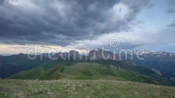 AdygeaBolshoyThach和高加索山脉夏季斜坡上云的形成和移动视频的预览图