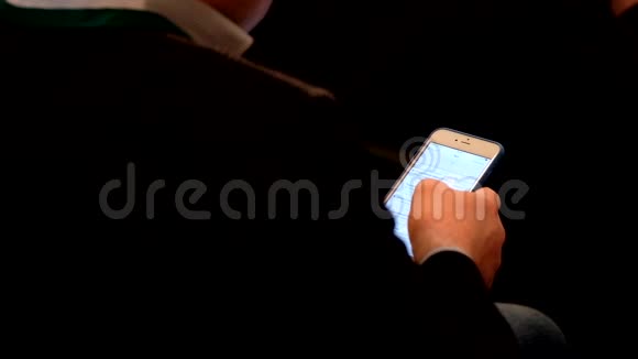 商人在会议上使用智能手机视频的预览图