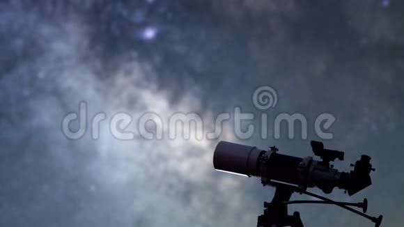 星夜的望远镜银河系视频的预览图
