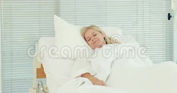 病人睡在病床上视频的预览图