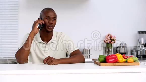 厨房里的男人在打电话视频的预览图