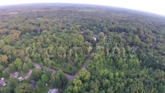 在五颜六色的树林里的房子上面飞翔视频的预览图