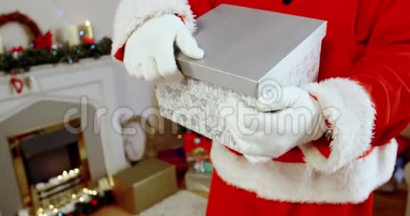 圣诞老人手里拿着礼品盒视频的预览图