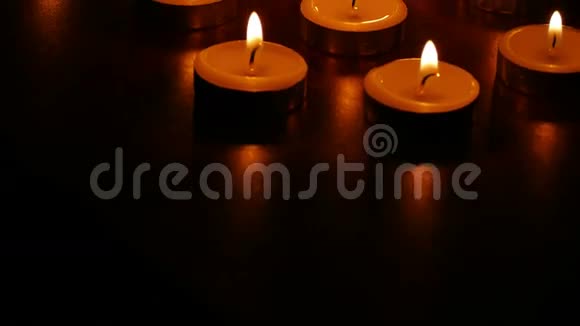 浪漫的夜晚蜡烛燃烧蜡烛散发着宁静的火焰视频的预览图