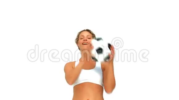 女人玩足球视频的预览图
