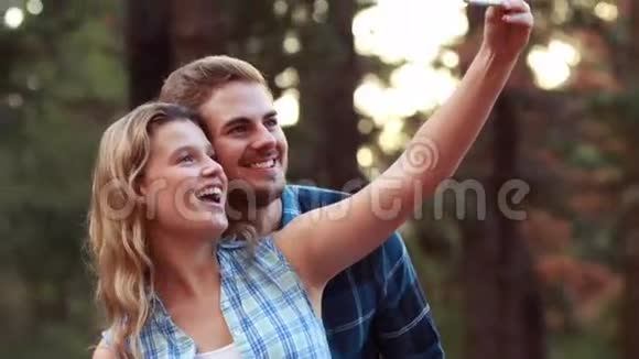 微笑的夫妇一起拍照视频的预览图
