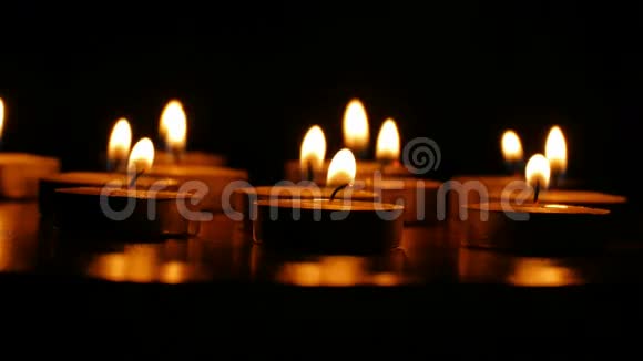 烛光之夜燃烧浪漫的芳香静物的火烛视频的预览图